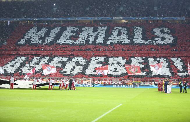 Fanchoreographie NIEMALS AUFGEBEN in der Suedkurve, Fans, Fussballfans, supporters, spectators, Zuschauer, Jacke, Kutte, Weste, Fankurve , Symbolbild, Illustration, FC BAYERN MUENCHEN - FC PORTO (6-1) , Fussball UEFA Champions League, Viertelfinale Rueckspiel, Muenchen, 21.04.2015 CL Saison 2014 2015, FCB, Muenchen