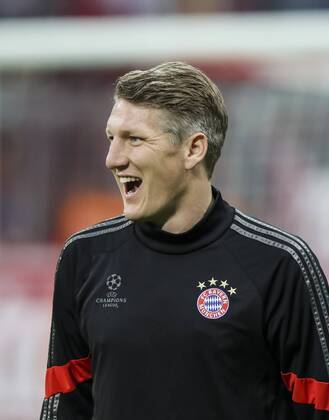 BASTIAN SCHWEINSTEIGER, FCB 31 ,Portrait, Porträt , lacht, lächelt, lachend, smile, froh, happy , mit grauen Haare, Frisur, Styling, Hair, Gel, Mode, Haarschnitt FC BAYERN MUENCHEN - FC PORTO (6-1) , Fussball UEFA Champions League, Viertelfinale Rueckspiel, Muenchen, 21.04.2015 CL Saison 2014 2015, FCB, Muenchen