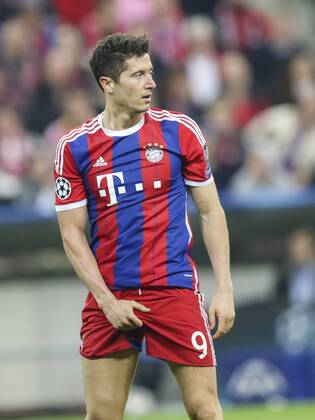 Robert LEWANDOWSKI, FCB 9 fasst sich an die Hose, Griff, Portrait, Porträt , Aktion, Einzelbild FC BAYERN MUENCHEN - FC PORTO (6-1) , Fussball UEFA Champions League, Viertelfinale Rueckspiel, Muenchen, 21.04.2015 CL Saison 2014 2015, FCB, Muenchen