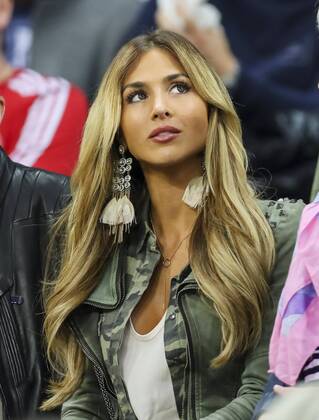 Ann-Kathrin BROEMMEL, Freundin von Mario Goetze, Portrait, Porträt , auf der Ehrentribuene, Ehrengaeste, Prominenz, Promi, VIP, Mode, Kleidung, Haare, Frisur, Styling, Hair, Gel, Mode, Haarschnitt , FC BAYERN MUENCHEN - FC PORTO (6-1) , Fussball UEFA Champions League, Viertelfinale Rueckspiel, Muenchen, 21.04.2015 CL Saison 2014 2015, FCB, Muenchen