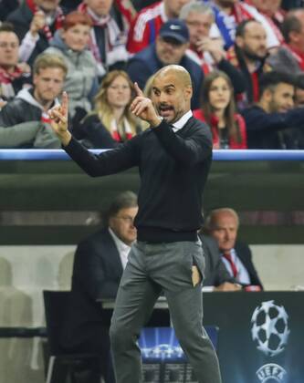 Trainer Cheftrainer Pep GUARDIOLA (FCB) gestikuliert und gibt Anweisungen, Aktion, Einzelbild, Gestik, Geste, Handbewegung, zeigen, deuten , Portrait, Porträt , mit aufgerissener Hose, FC BAYERN MUENCHEN - FC PORTO (6-1) , Fussball UEFA Champions League, Viertelfinale Rueckspiel, Muenchen, 21.04.2015 CL Saison 2014 2015, FCB, Muenchen