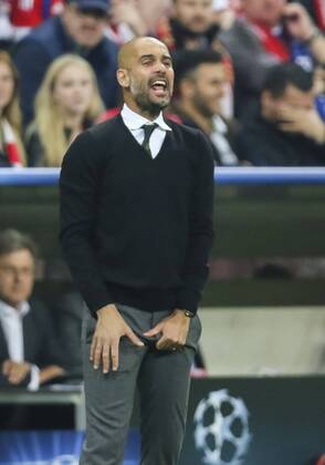 Trainer Cheftrainer Pep GUARDIOLA (FCB) gestikuliert und gibt Anweisungen, Aktion, Einzelbild, Gestik, Geste, Handbewegung, zeigen, deuten , Portrait, Porträt , schreit FC BAYERN MUENCHEN - FC PORTO (6-1) , Fussball UEFA Champions League, Viertelfinale Rueckspiel, Muenchen, 21.04.2015 CL Saison 2014 2015, FCB, Muenchen