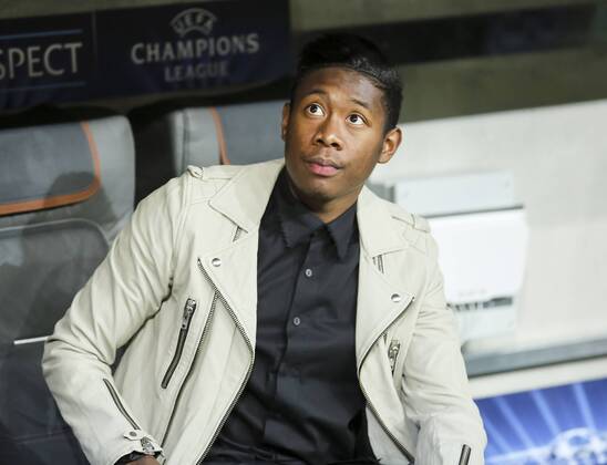 David ALABA, FCB 27 , in weisser Lederjacke, schwarzem Hemd, Freizeitkleidung, Mode, Style , Ersatzbank, Spielerbank, Reserve, Trainerbank , Verletzung, FC BAYERN MUENCHEN - FC PORTO (6-1) , Fussball UEFA Champions League, Viertelfinale Rueckspiel, Muenchen, 21.04.2015 CL Saison 2014 2015, FCB, Muenchen