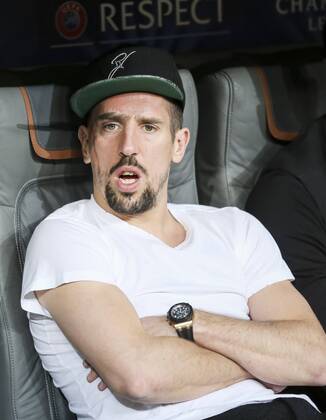 Frank RIBERY, FCB 7 , mit Muetze FR7, in Freizeitkleidung, Verletzung, Ersatzbank, Spielerbank, Reserve, Trainerbank , Portrait, Porträt FC BAYERN MUENCHEN - FC PORTO (6-1) , Fussball UEFA Champions League, Viertelfinale Rueckspiel, Muenchen, 21.04.2015 CL Saison 2014 2015, FCB, Muenchen