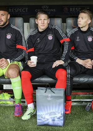 Bastian SCHWEINSTEIGER, FCB 31 , Ersatzbank, Spielerbank, Reserve, Trainerbank ,Mitchell WEISER, FCB 30 FC BAYERN MUENCHEN - FC PORTO (6-1) , Fussball UEFA Champions League, Viertelfinale Rueckspiel, Muenchen, 21.04.2015 CL Saison 2014 2015, FCB, Muenchen