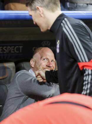 Bastian SCHWEINSTEIGER, FCB 31 begruesst mit einem Faustschlag Matthias SAMMER, FCB Sportdirektor , gestikuliert und gibt Anweisungen, Aktion, Einzelbild, Gestik, Geste, Handbewegung, zeigen, deuten FC BAYERN MUENCHEN - FC PORTO (6-1) , Fussball UEFA Champions League, Viertelfinale Rueckspiel, Muenchen, 21.04.2015 CL Saison 2014 2015, FCB, Muenchen