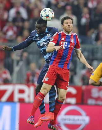 Xabi ALONSO, FCB 3 im Kopfballduell mit Jackson MARTINEZ, KOPFBALL, KOPFBALLDUELL, ABWEHR FC BAYERN MUENCHEN - FC PORTO (6-1) , Fussball UEFA Champions League, Viertelfinale Rueckspiel, Muenchen, 21.04.2015 CL Saison 2014 2015, FCB, Muenchen