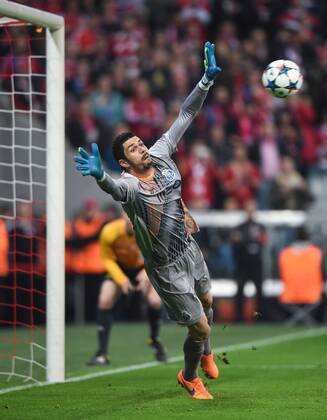 Tor zum 6-1: Torwart FABIANO (FCP) kann den Freistoss von Xabi A L O N S O nicht halten. Fussball international UEFA Championsleague, Saison 2014 2015, Viertelfinale Rueckspiel: FC Bayern Muenchen - FC Porto in Muenchen, Deutschland am 21.04.2015,