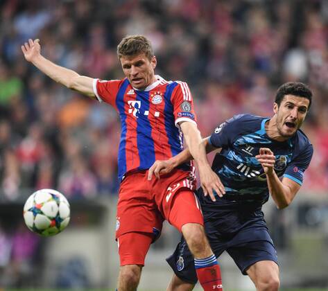 Thomas MUELLER (BAY) - Ivan MARCANO (re FCP) Fussball international UEFA Championsleague, Saison 2014 2015, Viertelfinale Rueckspiel: FC Bayern Muenchen - FC Porto in Muenchen, Deutschland am 21.04.2015,