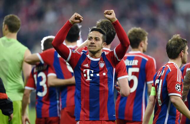 FUSSBALL CHAMPIONS LEAGUE SAISON 2014 2015 VIERTELFINAL RUECKSPIEL FC Bayern Muenchen - FC Porto 21.03.2015 Schlussjubel FC Bayern Muenchen; Thiago Alcantara (Mitte) 
