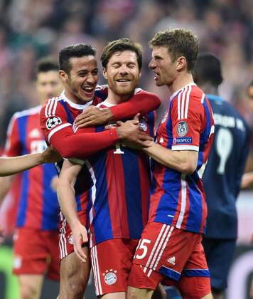 FUSSBALL CHAMPIONS LEAGUE SAISON 2014 2015 VIERTELFINAL RUECKSPIEL FC Bayern Muenchen - FC Porto 21.03.2015 JUBEL FC Bayern Muenchen; Thiago Alcantara umarmt Xabi Alonso, und Xabi Alonso (v.li.) 