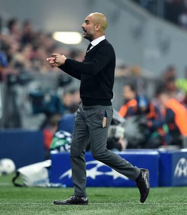 FUSSBALL CHAMPIONS LEAGUE SAISON 2014 2015 VIERTELFINAL RUECKSPIEL FC Bayern Muenchen - FC Porto 21.03.2015 Kaputte Hose: Trainer Pep Guardiola (FC Bayern Muenchen) hat es luftig 