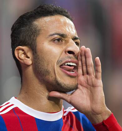 München, 21.04.2015, Allianz Arena Thiago Alcantara (FCB) gibt Anweisungen FC Bayern München - FC Porto