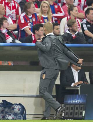 München, 21.04.2015, Allianz Arena Trainer Josep Pep Guardiola (FCB) mit Loch in der Hose FC Bayern München - FC Porto