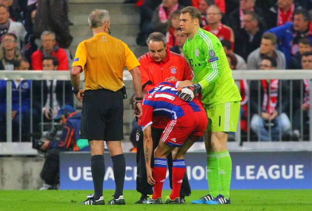 Mannschaftsartzt Dr. Volker Braun kümmert sich um verletzten Spieler Rafinha. Manel Neuer (re.) FC Bayern) , Schiedsrichter Martin Atkinson (li.) Fussball UEFA Champions League FC Bayern München - FC Porto 21.04.2015