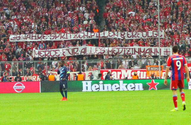 38 Jahre Spritzen, Pillen und Erfolge. Merce für alles Medizinmann - FC Bayern-Fans bedanken sich bei Mannschaftsartzt Dr. Hans Wilhelm Müller Wohlfahrt Fussball UEFA Champions League FC Bayern München - FC Porto 21.04.2015