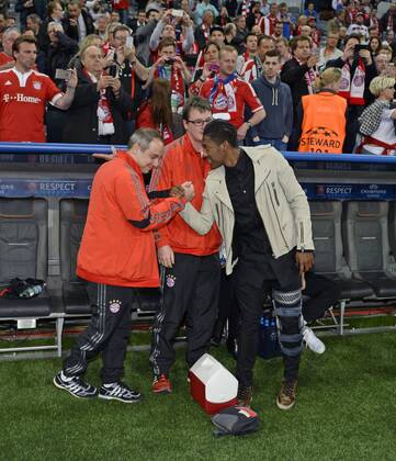 21.04.2015, Fussball Championsleague 2014 2015, Viertelfinale Rückspiel, FC Bayern München - FC Porto, in der Allianz-Arena München. der derzeit verletzte David Alaba (re, Bayern) im Gespräch mit Mannschaftsarzt Dr. Volker Braun (re, Bayern München). 