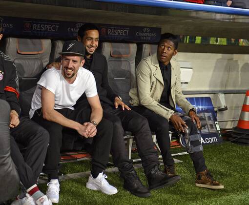 21.04.2015, Fussball Championsleague 2014 2015, Viertelfinale Rückspiel, FC Bayern München - FC Porto, in der Allianz-Arena München. v.li: Die derzeit verletzten Franck Ribery (München), Mehdi Benatia (München), David Alaba (Bayern) auf der Ersatzbank mit Privatkleidung. 