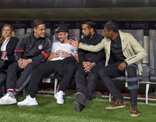 21.04.2015, Fussball Championsleague 2014 2015, Viertelfinale Rückspiel, FC Bayern München - FC Porto, in der Allianz-Arena München. v.l. die derzeit verletzten Franck Ribery (München), Mehdi Benatia (München) und David Alaba (Bayern) in Privatkleidung auf der Bank. li: Torwart Ivan Lucic (Bayern). 