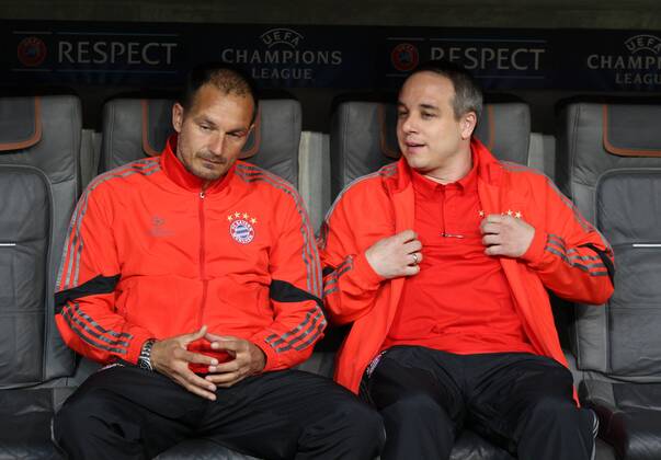 Physiotherapeut Steafan Weichert, Mannschaftsarzt Dr. Volker Braun Fußball Fussball UEFA Championsleague Herren Viertelfinale Rückspiel Saison 2014 2015 21.04.2015 FC Bayern München vs. FC Porto