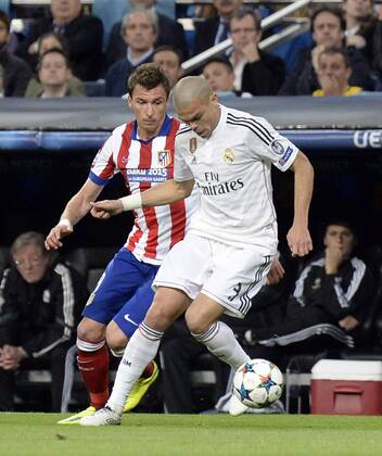 v.li.: Mario Mandzukic (Atletico Madrid) und Pepe (Real Madrid) im Zweikampf, Duell, duel, tackle, Aktion, Action , Fussball, UEFA Champions League, Real Madrid - Atletico Madrid,  xjgx