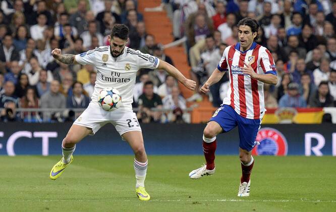 v.li.: Isco (Real Madrid) und Tiago (Atletico Madrid) im Zweikampf, Duell, duel, tackle, Aktion, Action , Fussball, UEFA Champions League, Real Madrid - Atletico Madrid,  xjgx
