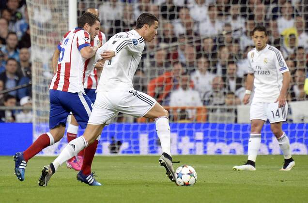 v.li.: Koke (Atletico Madrid) gegen Cristiano Ronaldo (Real Madrid) im Zweikampf, Duell, duel, tackle, Aktion, Action , Fussball, UEFA Champions League, Real Madrid - Atletico Madrid,  xjgx