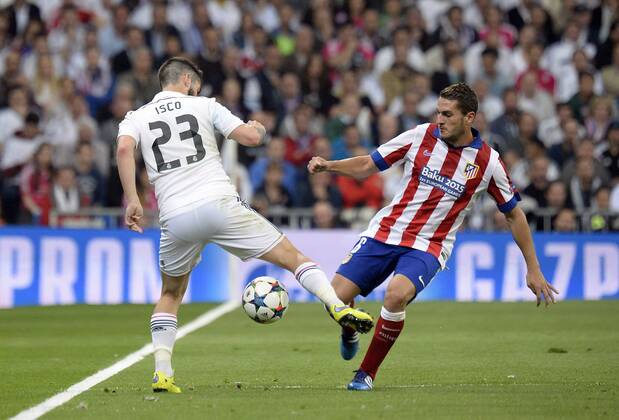 v.li.: Isco (Real Madrid) und Koke (Atletico Madrid) im Zweikampf, Duell, duel, tackle, Aktion, Action , Fussball, UEFA Champions League, Real Madrid - Atletico Madrid,  xjgx