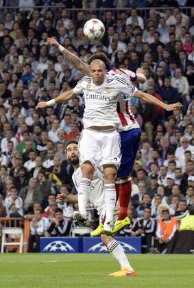 v.li.: Pepe (Real Madrid) und Mario Mandzukic (Atletico Madrid) im Zweikampf, Duell, duel, tackle, Aktion, Action Kopfball, header , Fussball, UEFA Champions League, Real Madrid - Atletico Madrid, xjgx
