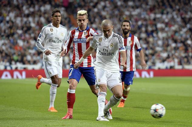 v.li.: Antoine Griezmann (Atletico Madrid) und Pepe (Real Madrid) im Zweikampf, Duell, duel, tackle, Aktion, Action , Fussball, UEFA Champions League, Real Madrid - Atletico Madrid,  xjgx