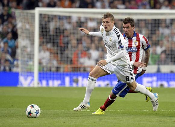 Aktuell Fußball, Champions League, Real Madrid - Atletico Madrid v.li.: Toni Kroos (Real Madrid) gegen Mario Mandzukic (Atletico Madrid) im Zweikampf, Duell, duel, tackle, Aktion, Action , Fussball, UEFA Champions League, Real Madrid - Atletico Madrid, xjgx
