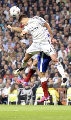 Aktuell Fußball, Champions League, Real Madrid - Atletico Madrid v.li.: Chicharito (Real Madrid) Kopfball, header , Fussball, UEFA Champions League, Real Madrid - Atletico Madrid,  xjgx