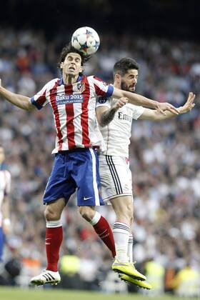 Aktuell Fußball, Champions League, Real Madrid - Atletico Madrid Real Madrid s Isco (r) and Atletico de Madrid s Tiago Mendes during Champions League 2014 2015 Quarter-finals 2nd leg match.April 22,2015.  (2015042240)