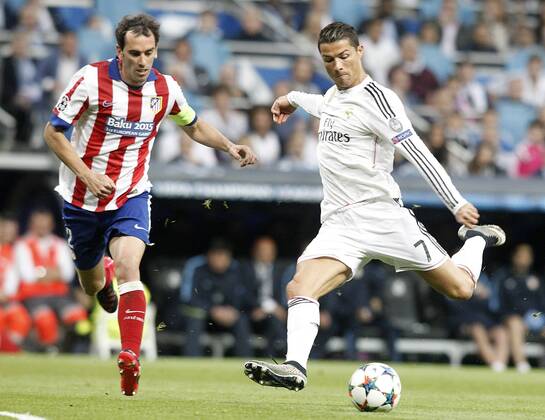 Aktuell Fußball, Champions League, Real Madrid - Atletico Madrid Real Madrid s Cristiano Ronaldo (r) and Atletico de Madrid s Diego Godin during Champions League 2014 2015 Quarter-finals 2nd leg match.April 22,2015.  (2015042241)