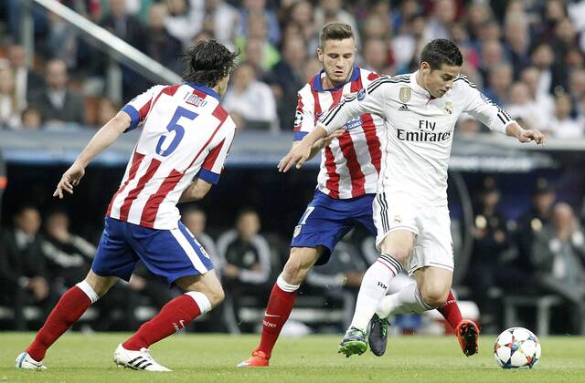 Aktuell Fußball, Champions League, Real Madrid - Atletico Madrid Real Madrid s James Rodriguez (r) and Atletico de Madrid s Tiago Mendes (l) and Saul Niguez during Champions League 2014 2015 Quarter-finals 2nd leg match.April 22,2015.  (2015042246)