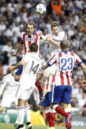 Aktuell Fußball, Champions League, Real Madrid - Atletico Madrid Real Madrid s Sergio Ramos (r) and Atletico de Madrid s Diego Godin during Champions League 2014 2015 Quarter-finals 2nd leg match.April 22,2015.  (2015042247)