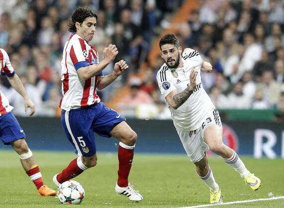 Aktuell Fußball, Champions League, Real Madrid - Atletico Madrid Real Madrid s Isco (r) and Atletico de Madrid s Tiago Mendes during Champions League 2014 2015 Quarter-finals 2nd leg match.April 22,2015.  (2015042249)