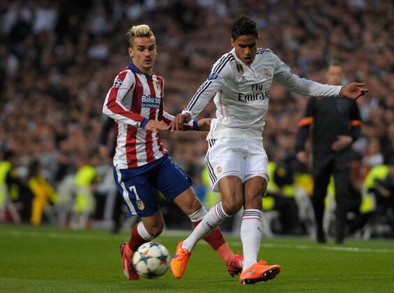 Aktuell Fußball, Champions League, Real Madrid - Atletico Madrid Real Madrid Defender, Raphael Varane, number 2 . Atletico de Madrid Forward, Antoine Griezmann, number 7. Round 1 4 of the CHAMPIONS league, soccer match between Real Madrid - Atletico de Madrid at the Santiago Bernabeu estadium, Madrid - Spain by April 22, 2015. PHOTOxGregorioxLopez. 