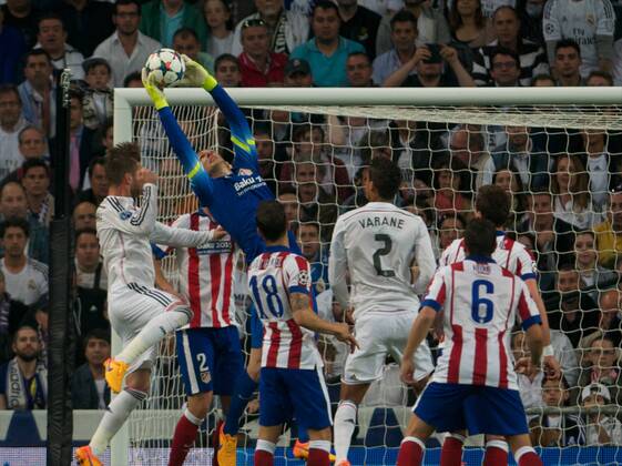 Aktuell Fußball, Champions League, Real Madrid - Atletico Madrid Atletico de Madrid Goalkeeper, Jan Oblak, number 13 . Real Madrid Defender, Raphael Varane, number 2. Real Madrid Defender, Sergio Ramos Garcia, number 4. Atletico de Madrid Defender, Diego Roberto Godin Leal, number 2. Atletico de Madrid Midfielder, Jorge Resurreccion Merodio, number 6. Atletico de Madrid Defender, Jesus Gamez Duarte, number 18. Round 1 4 of the CHAMPIONS league, soccer match between Real Madrid - Atletico de Madrid at the Santiago Bernabeu estadium, Madrid - Spain by April 22, 2015. PHOTOxGregorioxLopez.