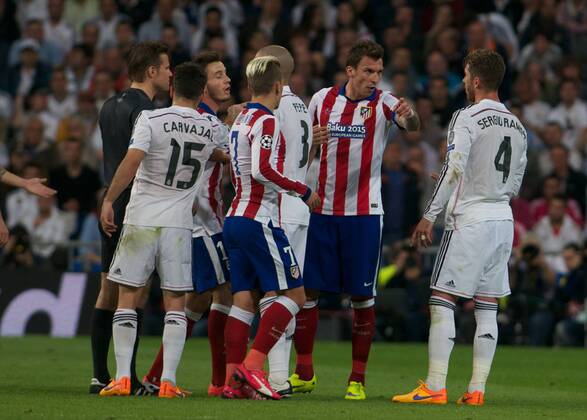 Aktuell Fußball, Champions League, Real Madrid - Atletico Madrid Atletico de Madrid Midfielder, Saul Niguez Esclapez, number 17 . Real Madrid Defender, Kepler Laveran Lima Ferreira, number 3. Real Madrid Defender, Daniel Carvajal Ramos, number 15. Atletico de Madrid Forward, Antoine Griezmann, number 7. Atletico de Madrid Forward, Mario Mandzukic, number 9. Round 1 4 of the CHAMPIONS league, soccer match between Real Madrid - Atletico de Madrid at the Santiago Bernabeu estadium, Madrid - Spain by April 22, 2015. PHOTOxGregorioxLopez.
