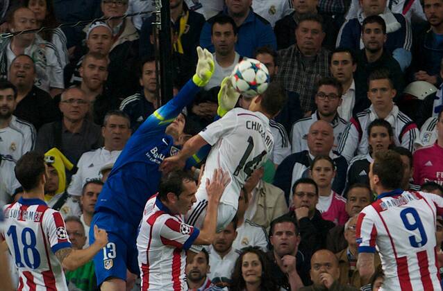 Aktuell Fußball, Champions League, Real Madrid - Atletico Madrid Real Madrid Forward, Javier Chicharito Hernandez, number 14 . Atletico de Madrid Defender, Diego Roberto Godin Leal, number 2. Atletico de Madrid Forward, Mario Mandzukic, number 9. Atletico de Madrid Goalkeeper, Jan Oblak, number 13. Atletico de Madrid Defender, Jesus Gamez Duarte, number 18. Round 1 4 of the CHAMPIONS league, soccer match between Real Madrid - Atletico de Madrid at the Santiago Bernabeu estadium, Madrid - Spain by April 22, 2015. PHOTOxGregorioxLopez.