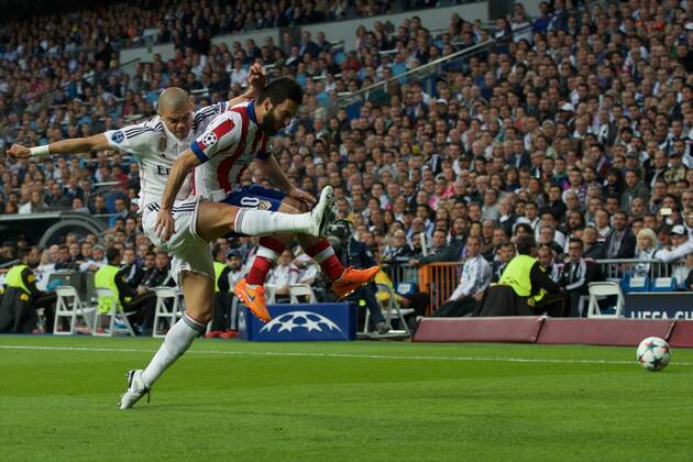 Aktuell Fußball, Champions League, Real Madrid - Atletico Madrid Real Madrid Defender, Kepler Laveran Lima Ferreira, number 3 . Atletico de Madrid Midfielder, Arda Turan, number 10. Round 1 4 of the CHAMPIONS league, soccer match between Real Madrid - Atletico de Madrid at the Santiago Bernabeu estadium, Madrid - Spain by April 22, 2015. PHOTOxGregorioxLopez. 