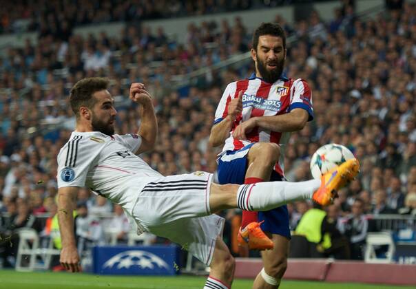 Aktuell Fußball, Champions League, Real Madrid - Atletico Madrid Real Madrid Defender, Daniel Carvajal Ramos, number 15 . Atletico de Madrid Midfielder, Arda Turan, number 10. Round 1 4 of the CHAMPIONS league, soccer match between Real Madrid - Atletico de Madrid at the Santiago Bernabeu estadium, Madrid - Spain by April 22, 2015. PHOTOxGregorioxLopez. 