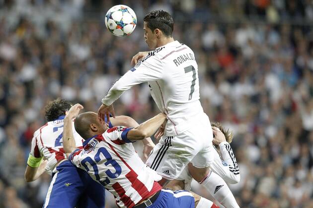 Aktuell Fußball, Champions League, Real Madrid - Atletico Madrid Real Madrid s Cristiano Ronaldo (r) and Atletico de Madrid s Joao Miranda during Champions League 2014 2015 Quarter-finals 2nd leg match.April 22,2015.  (2015042252)