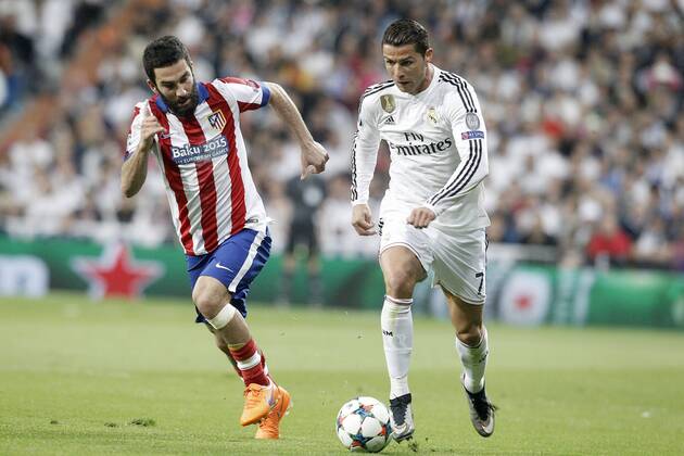 Aktuell Fußball, Champions League, Real Madrid - Atletico Madrid Real Madrid s Cristiano Ronaldo (r) and Atletico de Madrid s Arda Turan during Champions League 2014 2015 Quarter-finals 2nd leg match.April 22,2015.  (2015042253)
