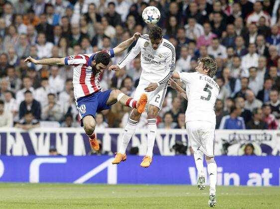 Aktuell Fußball, Champions League, Real Madrid - Atletico Madrid Real Madrid s Raphael Varane (c) and Fabio Coentrao (r) and Atletico de Madrid s Arda Turan during Champions League 2014 2015 Quarter-finals 2nd leg match.April 22,2015.  (2015042254)