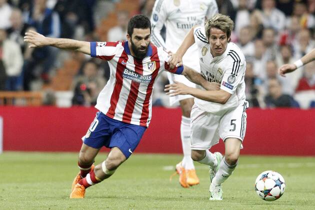 Aktuell Fußball, Champions League, Real Madrid - Atletico Madrid Real Madrid s Fabio Coentrao (r) and Atletico de Madrid s Arda Turan during Champions League 2014 2015 Quarter-finals 2nd leg match.April 22,2015.  (2015042256)