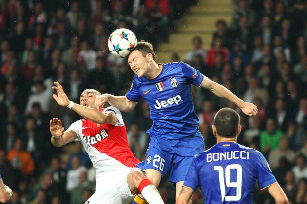 Aktuell Fußball, Champions League, AS Monaco - Juventus Turin April 22, 2015 - Montecarlo, Monaco - Juventus defender Stephan Lichtsteiner (26) heads the ball during the Uefa Champions League quarter final football match JUVENTUS - MONACO on 22 04 15 at the Stade Louise II in Montecarlo, Monaco. Copyright 2015 Matteo Bottanelli Monaco vs Juventus  - ZUMAn230
