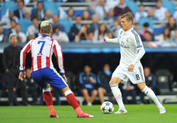 Aktuell Fußball, Champions League, Real Madrid - Atletico Madrid 22.04.2015, Fussball UEFA Champions League, Real Madrid - Atletico Madrid, v.l. Griezmann (Atl. Madrid) - Toni Kroos (Real Madrid)