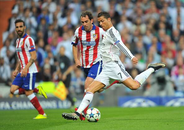 Aktuell Fußball, Champions League, Real Madrid - Atletico Madrid 22.04.2015, Fussball UEFA Champions League, Real Madrid - Atletico Madrid, v.l. Diego Godin (Atl. Madrid) - Cristiano Ronaldo (Real Madrid)